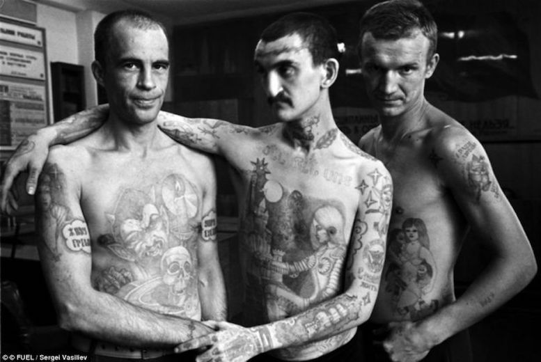 Мужчины на фото – члены банды, севшие за различные преступления, включая наркотики, кражи, рэкет и убийство.
